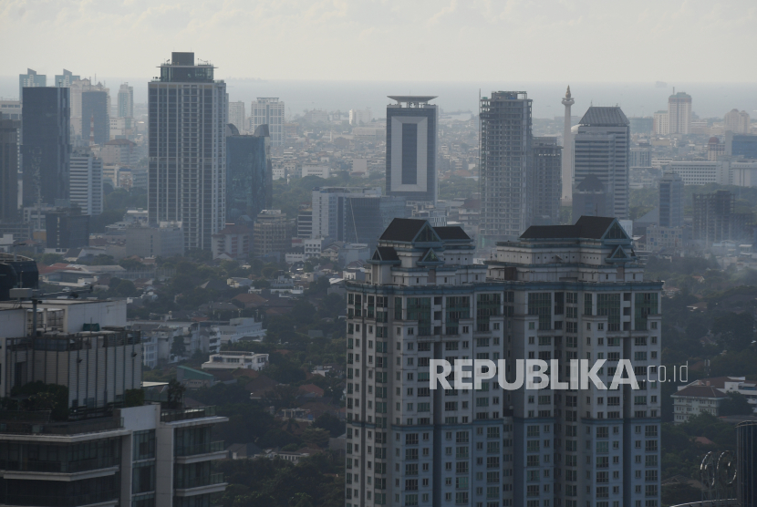 Suasana gedung bertingkat perkantoran di Jakarta.