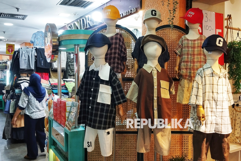 Suasana perdagangan produk fashion di salah satu pusat perbelanjaan Kawasan Mangga Dua, Jakarta, Kamis (24/4/2025).