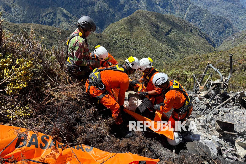 Tim SAR Gabungan Lakukan Evakuasi Korban Helikopter Jatuh di Mimika