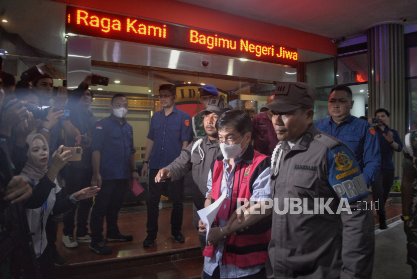 Pengusaha atau Crazy Rich Surabaya Budi Said mengenakan rompi tahanan berjalan menuju mobil tahanan usai menjalani pemeriksaan di Kejaksaan Agung, Jakarta, Kamis (18/1/2024). Kejaksaan Agung (Kejagung) menetapkan Budi Said (BS) sebagai tersangka terkait korupsi di PT Aneka Tambang (Antam). Budi Said tersebut dituduh melakukan permufakatan jahat bersama-sama dengan pejabat di PT Antam dalam merekayasa transaksi jual-beli palsu logam mulia emas pada periode 2018. PT Antam disebut mengalami kerugian setotal 1,3 ton emas atau setara Rp 1,1 triliun.