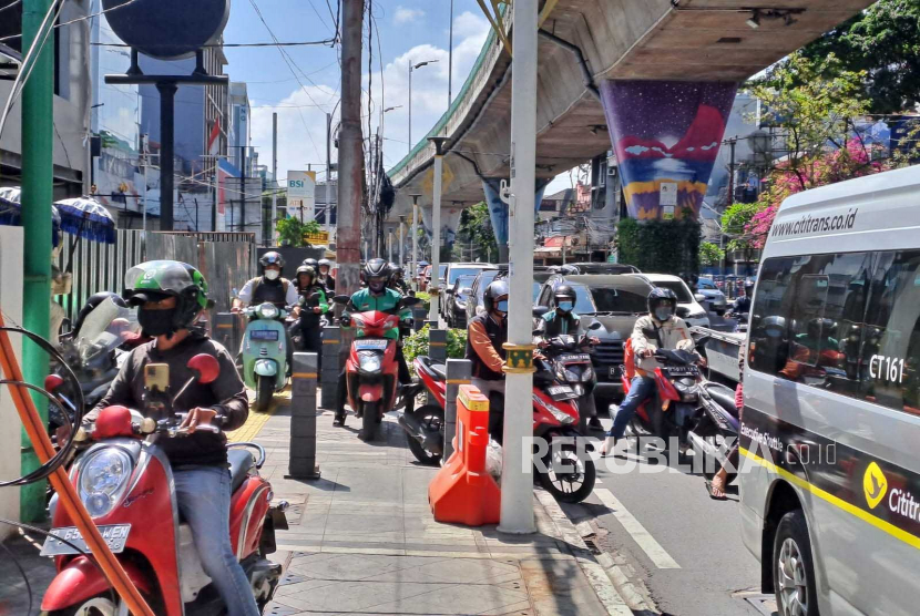 Kondisi kemacetan di Tl. Santa (E.32) Jalan Wolter Monginsidi, Kecamatan Kebayoran Baru, Jalan Santa, Jakarta Selatan, Senin (17/4/2023) pagi. 