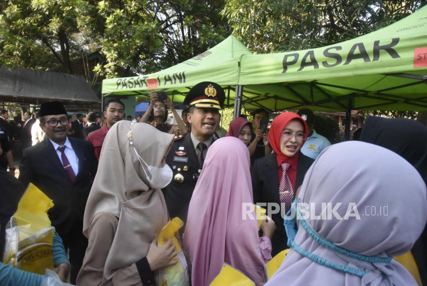 Ratusan warga menyerbu bazar murah yang digelar Polresta Cirebon (ilustrasi)