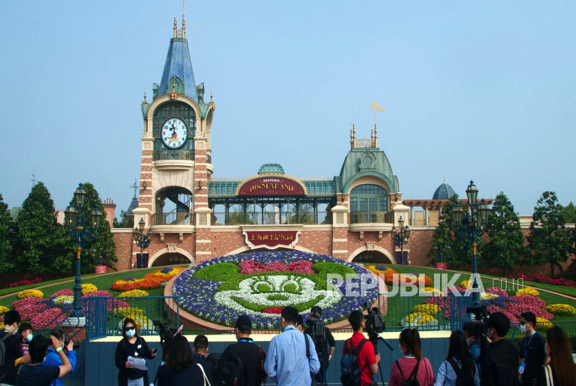 Media dan pengunjung mengunjungi taman hiburan Disneyland di Shanghai, China, Senin (11/5). Disney Co menutup taman hiburannya di Shanghai pada Senin (21/3/2022). 