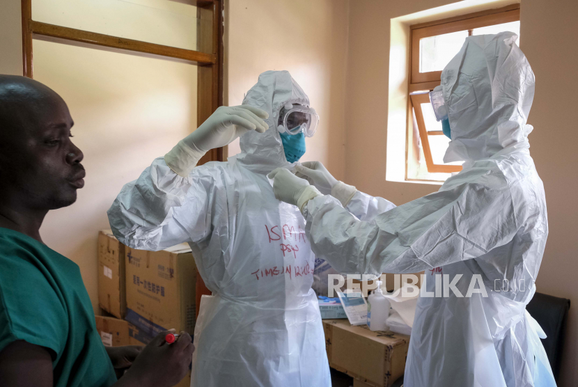 Dokter mengenakan peralatan pelindung saat mereka bersiap untuk mengunjungi seorang pasien yang melakukan kontak dengan korban Ebola, di bagian isolasi Rumah Sakit Rujukan Regional Entebbe di Entebbe, Uganda Kamis, 20 Oktober 2022. Wabah Ebola di Uganda