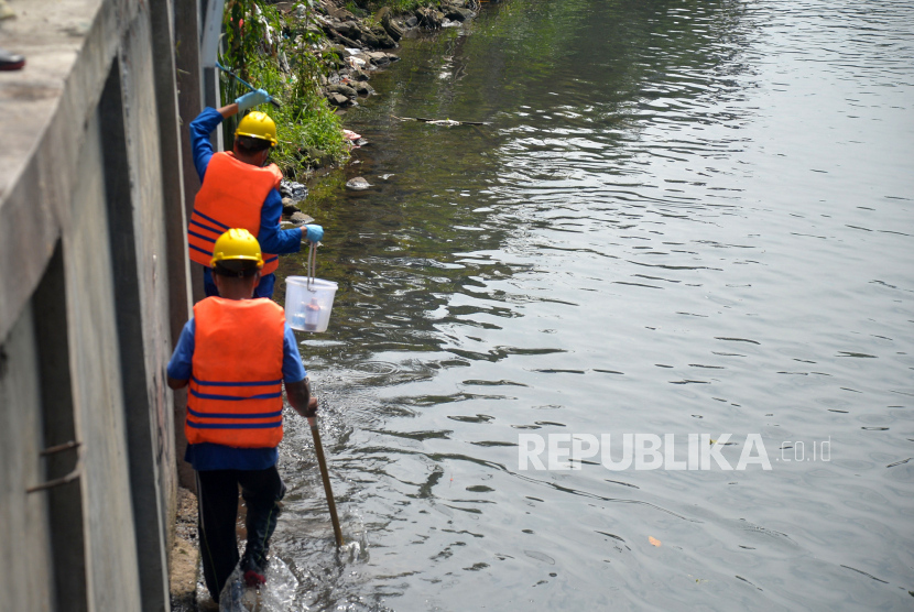 Petugas Dinas Lingkungan Hidup (DLH) Kota Yogyakarta mengambil  sampel air Sungai Gajah Wong di Yogyakarta.