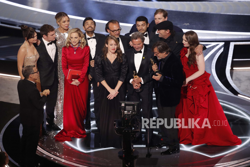 Para pemain dan kru film CODA merayakan kemenangan di Oscar.