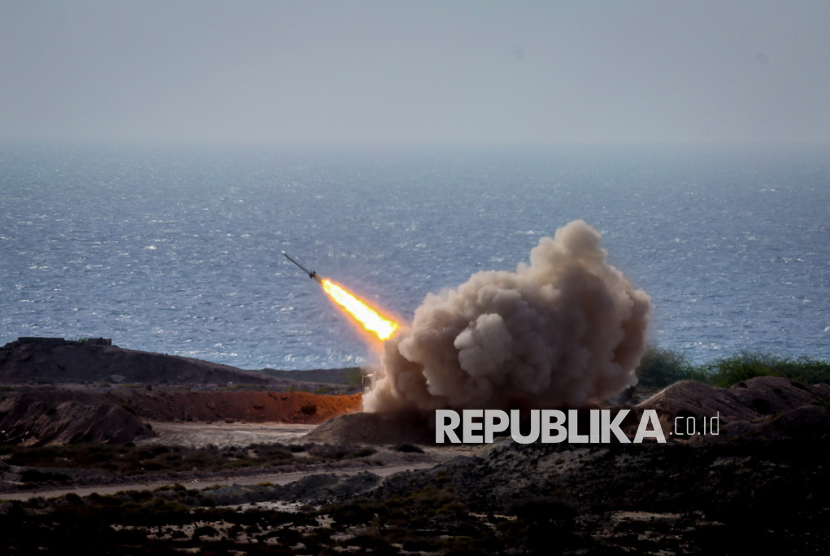 Militer Iran menembakkan rudal yang menargetkan tiruan kapal induk AS di Selat Hormuz yang strategis, selatan Iran, 28 Juli 2020.