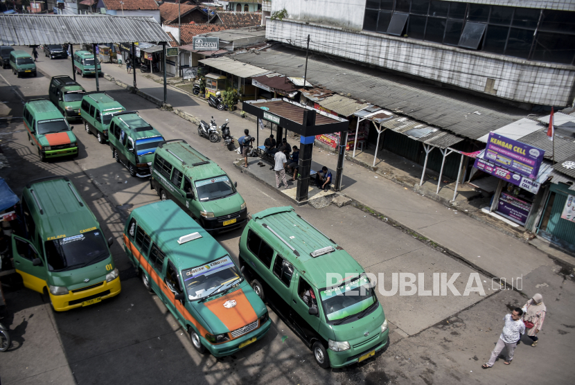 Sejumlah angkutan kota (Angkot) terparkir di Terminal Cicaheum, Kota Bandung.