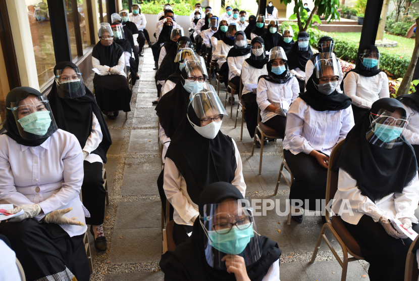 Sejumlah peserta mengikuti tes Seleksi Kompetensi Bidang (SKB) CPNS (Calon Pegawai Negeri Sipil di Serang, Banten, Kamis (1/10/2020). Seleksi SKB CPNS formasi tahun 2019 tersebut diikuti 473 orang dengan menerapkan protokol kesehatan untuk mencegah penyebaran COVID-19. 