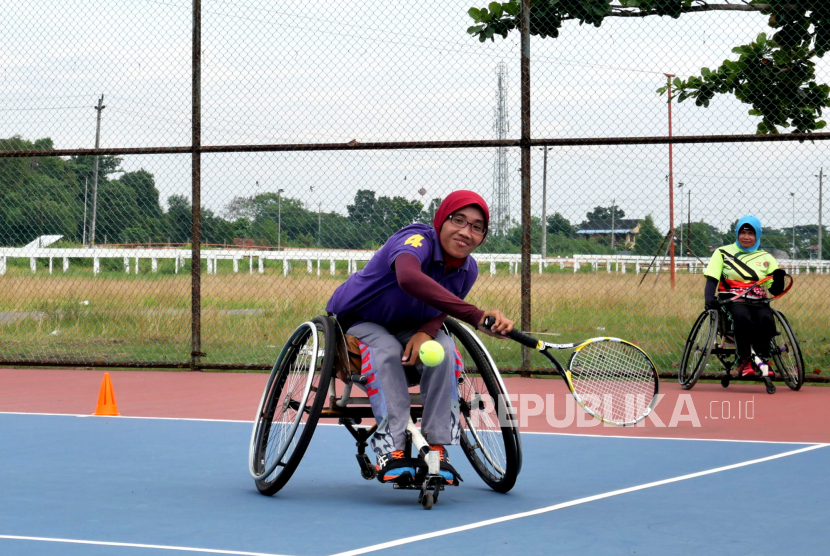 Atlet difabel berlatih tenis lapangan di lapangan tenis Stadion Sultan Agung, Bantul, Yogyakarta, untuk persiapan pekan paralimpiade nasional (Peparnas) di Papua. 