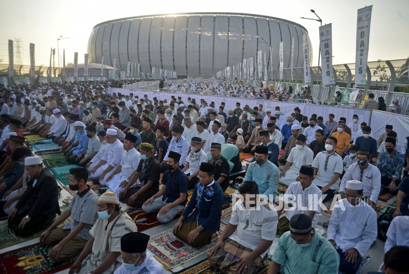 Umat Islam melaksanakan sholat Idul Adha 1443 Hijriyah di Jakarta Internatioanl Stadium, Jakarta Utara, Ahad (10/7/2022).