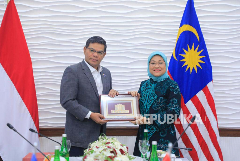 Menteri Ketenagakerjaan (Menaker) Ida Fauziyah menerima kunjungan Menteri Dalam Negeri Malaysia, Datuk Seri Saifuddin Nasution bin Ismail, di Kantor Kementerian Ketenagakerjaan (Kemenaker), Jakarta Selatan, Senin (29/1/2023).
