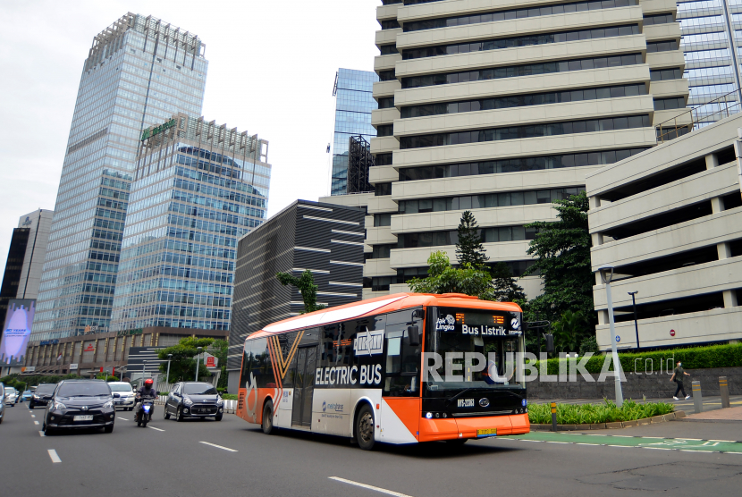 Bus listrik melintas di Jl MH. Thamrin, Jakarta, Selasa (27/12/2022). PT Transportasi Jakarta (TransJakarta) berencana menambah 190 bus listrik pada 2023 untuk mendukung kualitas udara Jakarta lebih ramah lingkungan. 