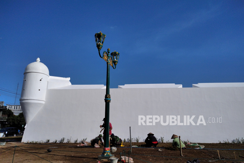 Pekerja menyelesaikan taman Pojok Beteng Utara, Yogyakarta, Kamis (27/7). Proyek revitalisasi yang menelan biaya Rp 4,8 miliar dari dana keistimewaan mulai terlihat bentuknya dan tenggat pengerjaannya pada 24 Juli 2020.