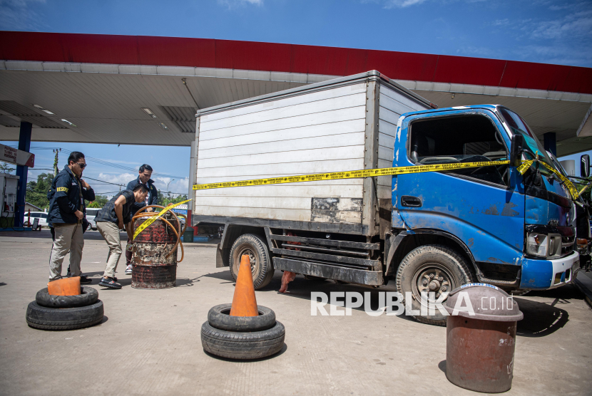 Petugas Ditreskrimsus Polda Sumatera Selatan memasang garis polisi pada barang bukti mobil saat ungkap kasus penyalahgunaan bahan bakar minyak (BBM) bersubsidi jenis bio solar  di SPBU 23.301.34 Kota Palembang, Sumatera Selatan, Kamis (13/3/2025). Polda Sumatera Selatan menangkap dua tersangka penyalahgunaan bahan bakar minyak (BBM) bersubsidi jenis bio solar bernama  Jeni Iskandar (39) dan Rizal Efendi (46) serta menyita barang bukti dua unit mobil boks, 240 liter BBM bersubsidi jenis solar, satu unit drum dengan kapasitas 200 liter, dan satu unit mesin pompa. 