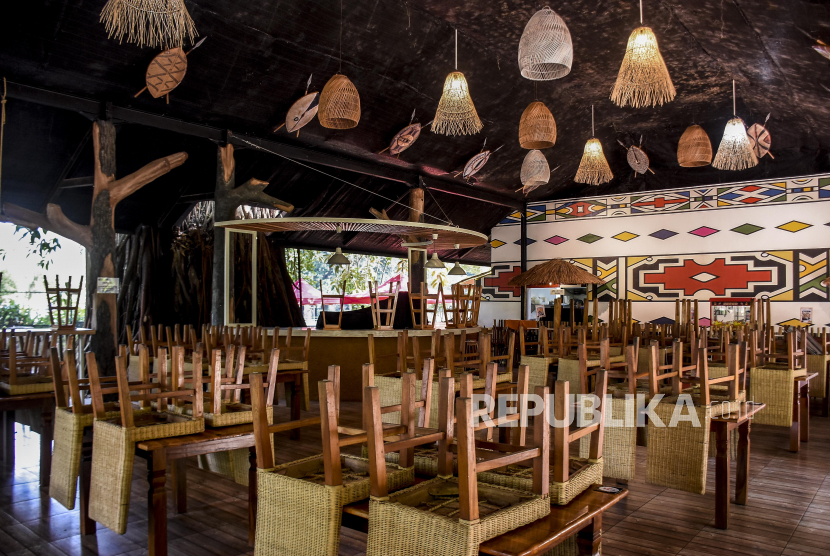 Asosiasi Kafe dan Restoran (AKAR) Jawa Barat menyambut baik kebijakan dine in atau kegiatan makan di tempat pada restoran dan kafe selama penerapan pembatasan kegiatan masyarakat (PPKM). Kebijakan tersebut diharapkan dapat meningkatkan kondisi perekonomian pelaku usaha. (Foto: Kafe di Kota Bandung)