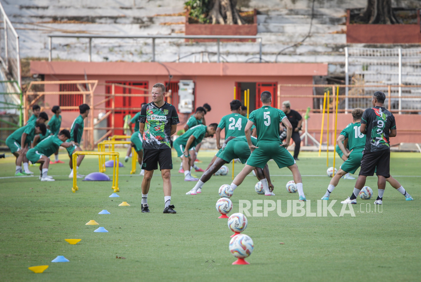 Para pemain Persebaya Surabaya saat menjalani latihan.