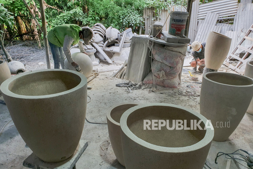 Perajin menyelesaikan pembuatan pot tanaman hias di Tangerang, Banten (ilustrasi). Pemerintah Kabupaten Tangerang berkolaborasi dengan Swiss German University (SGU) mengirimkan puluhan produk UMKM/IKM asli Kabupaten Tangerang ekspor ke luar negeri. Adapun produk UKM dan IKM Tangerang dipamerkan di Dubai dan Busan, Korea Selatan. 