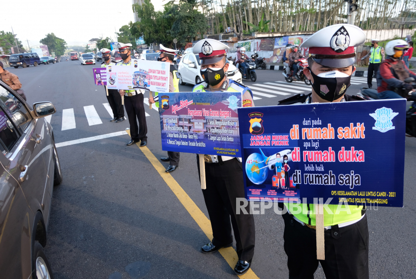 Sejumlah polisi membawa poster saat kampanye larangan mudik di kawasan Terminal Madureso, Temanggung, Jawa Tengah. Pemkab Temanggung memperbaiki jalan yang akan menjadi jalur alternatif mudik.