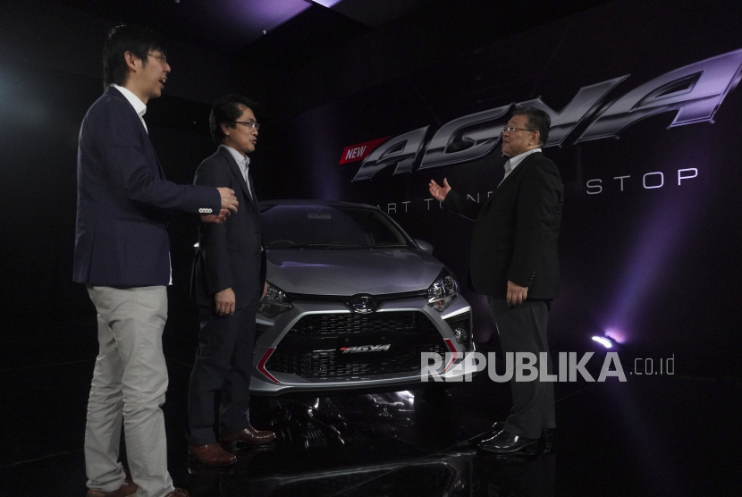 Presiden Direktur PT Toyota-Astra Motor (TAM) Susumu Matsuda (kanan) berbincang dengan jajaran direktur pemasaran TAM Anton Jimmi Suwandy (kiri) dan Kazunori Minamide (tengah) di depan New Agya TRD S, varian tertinggi dalam line- up New Agya, pada peluncurannya, di Jakarta, Kamis (19/3/2020). Sentuhan pembaruan yang disematkan Toyota pada New Agya menjadikannya tampil kian sporty dan advance, dan sejak diluncurkan pertama kali pada 2013, penjualan kumulatif Agya hingga Februari 2020 mencapai sekitar 278.000, atau memberikan kontribusi yang signifikan yakni lebih dari 33 persen bagi pertumbuhan pasar di segmennya.  ANTARA FOTO/HO/aww.