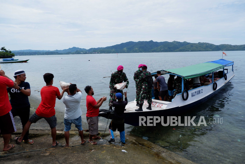 Personel angkatan laut Indonesia dan relawan memuat pasokan bantuan ke sebuah kapal untuk diangkut ke pulau Karampuang yang terkena dampak gempa di sebuah pelabuhan di Mamuju, Sulawesi Barat (ilustrasi)