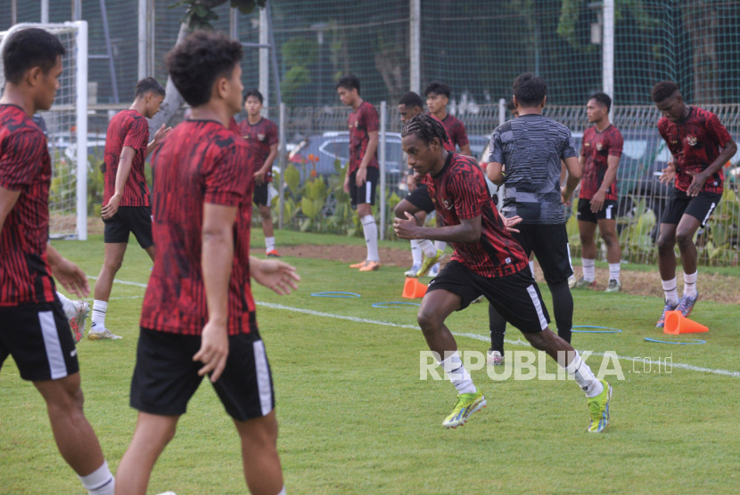 Sejumlah pemain Timnas Indonesia U-20 mengikuti sesi latihan di Lapangan ABC, Kompleks Gelora Bung Karno, Senayan, Jakarta, Jumat (24/5/2024). Timnas U-20 kan berlaga pada Turnamen Toulon