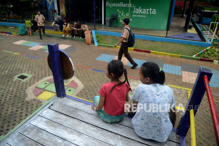 Anak-anak bermain di Ruang Publik Terpadu Ramah Anak (RPTRA) Malinjo, Pejaten Barat, Jakarta, Rabu (25/1/2023). Keberadaan RPTRA menjadi wahana meningkatkan pemberdayaan masyarakat dan memiliki banyak fungsi yakni,sebagai sarana pemberian layanan maupun kegiatan bagi anak dan warga, tempat bermain yang edukatif untuk anak-anak, dan tempat kegiatan sosial warga sekitar. RPTRA terbuka untuk umum dan dibangun di tengah permukiman warga dapat juga sebagai pusat pembelajaran, pelatihan, pengembangan dan rujukan dari berbagai kelompok kegiatan. 