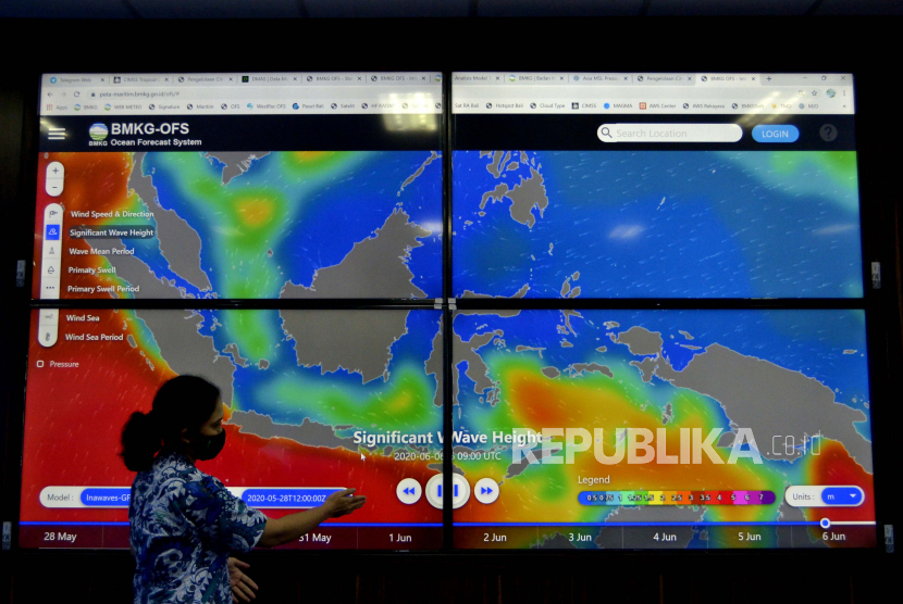Pegawai menunjukan informasi Ocean Forecast System di Balai Besar Meteorologi Klimatologi dan Geofisika Wilayah 3 Denpasar, Bali, Jumat (29/5/2020). BMKG mengimbau masyarakat untuk mewaspadai potensi hujan lebat yang dapat disertai kilat atau petir dan angin kencang di sejumlah wilayah Bali diantaranya Buleleng, Tabanan, Jembrana, Bangli, Badung dan Gianyar serta potensi tinggi gelombang laut yang dapat mencapai lebih dari dua meter di Selat Bali bagian Selatan, Selat Badung, Selat Lombok dan Samudera Hindia Selatan Bali