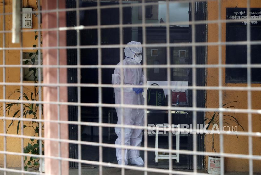 Seorang petugas kesehatan menunggu untuk mengumpulkan sampel usap untuk menguji Covid-19 di apotek pemerintah di Mumbai, India, Senin, 14 September 2020. Kasus Covid-19 di India sudah mencapai angka 5 juta kasus. (ilustrasi)