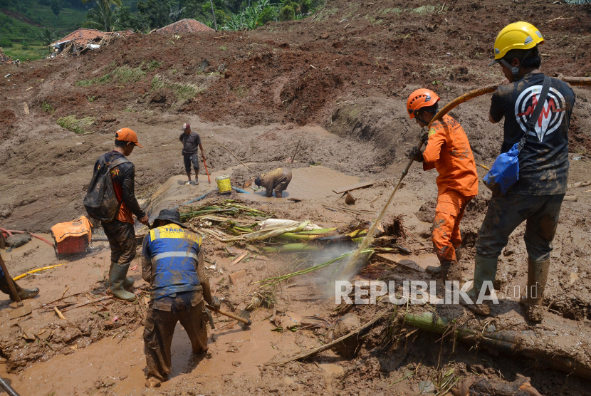 Petugas melakukan pencarian korban di lokasi longsor di Kampung Gintung Desa Cibenda, Kecamatan Cipongkor, Kabupaten Bandung Barat, Senin (25/3/2024). Sebanyak 9 orang warga diduga tertimbun dan belum ditemukan dalam peristiwa longsor yang terjadi Ahad (24/3/2024) malam. Proses pencarian korban masih dilakukan oleh petugas gabungan.