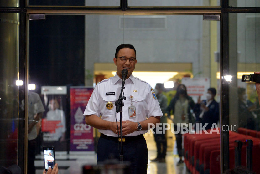 Gubernur DKI Jakarta Anies Baswedan memberikan keterangan usai menjalani pemeriksaan di Jakarta, Rabu (7/9/2022). Anies Baswedan menjalani pemeriksaan oleh Komisi Pemberantasan Korupsi (KPK) hampir 11 jam terkait penyelidikan dugaan korupsi dalam penyelenggaraan Formula E. Republika/Prayogi