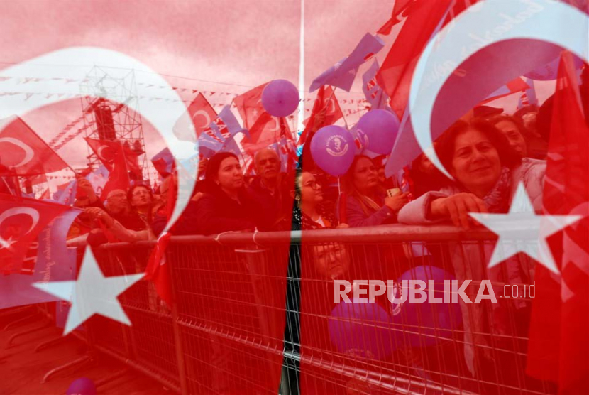 Pendukung calon presiden Turki Kemal Kilicdaroglu (tidak ada dalam foto), pemimpin oposisi Partai Rakyat Republik (CHP), menghadiri acara kampanye pemilihannya di Istanbul, Turki, Sabtu (6/5/2023). Turki akan mengadakan pemilihan umum pada 14 Mei 2023 dengan dua sistem -putaran untuk memilih presidennya, sedangkan pemilihan parlemen akan diadakan secara serentak.