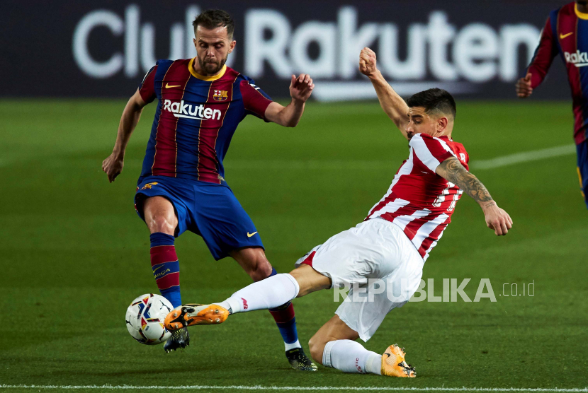 Gelandang FC Barcelona Miralem Pjanic (kiri).