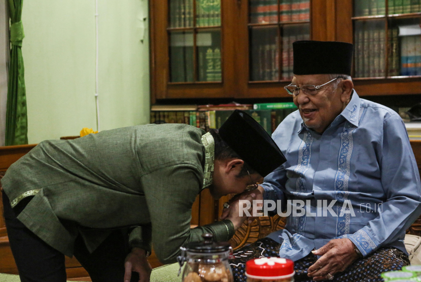 Ketua Umum PKB Muhaimin Iskandar (kiri) mencium tangan pengasuh Ponpes Daarul Rahman KH Syukron Makmun (kanan) pada pertemuan di Ponpes Daarul Rahman, Jagakarsa, Jakarta, Kamis (15/8/2024). Pertemuan tersebut sebagai bentuk silaturahmi menjelang Muktamar PKB pada 24-25 Agustus 2024 mendatang. 