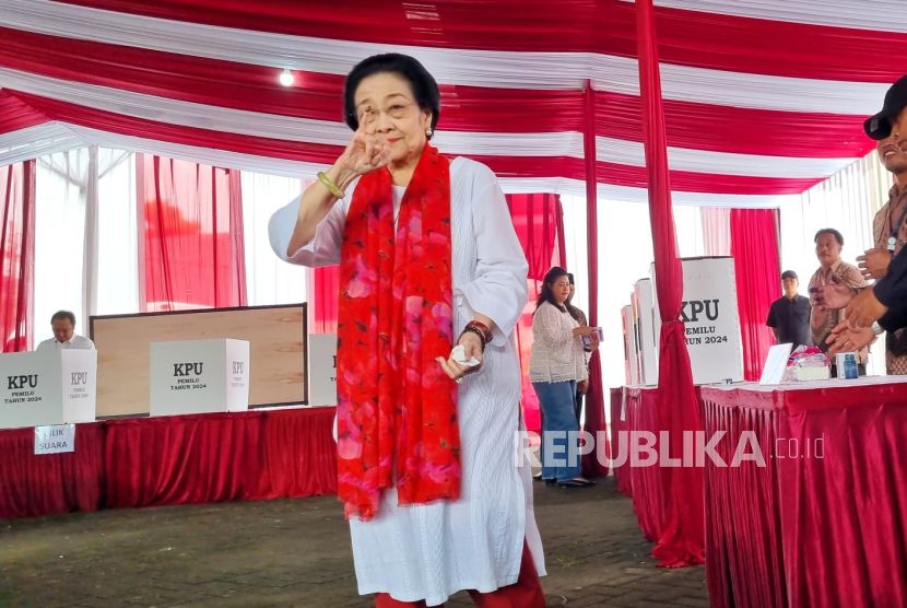 Ketua Umum PDIP, Megawati Soekarnoputri mencoblos untuk Pemilu 2024 di TPS 53, Kebagusan, Jakarta, Rabu (14/2/2024).