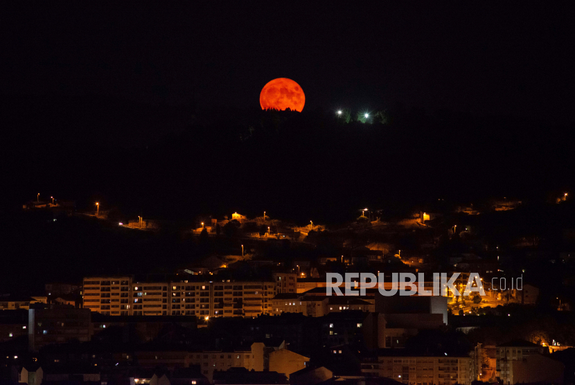 bulan purnama musiman, yang dikenal sebagai bulan biru, terbit di atas Ourense, Spanyol utara, 22 Agustus 2021.