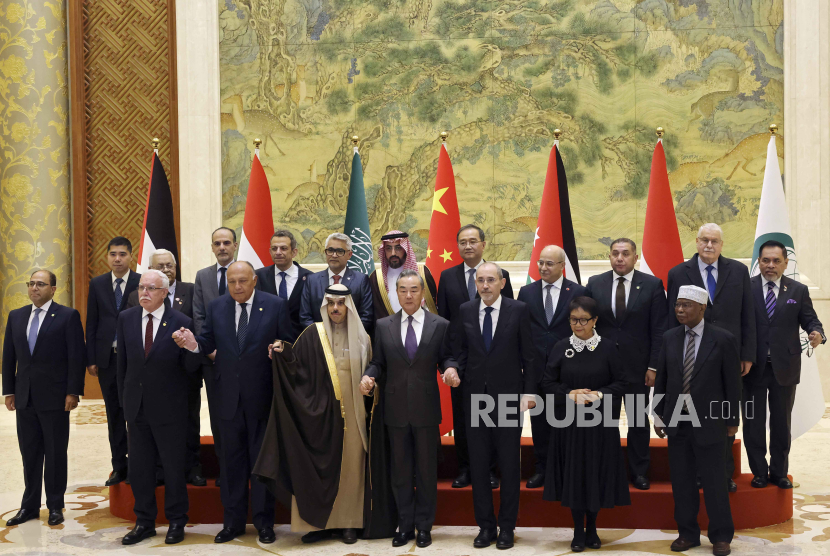 Menteri Luar Negeri Retno Marsudi menyampaikan Organisasi Kerja Sama Islam (OKI) dan Liga Arab meminta Dewan Keamanan (DK) PBB mengeluarkan resolusi tegas soal konflik Palestina-Israel.