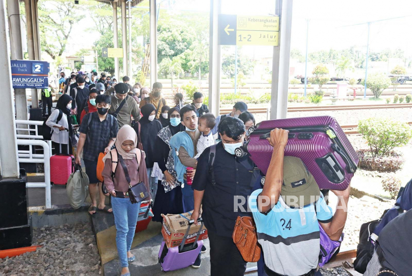 Penumpang berdatangan di stasiun wilayah kerja PT KAI Daop 3 Cirebon pada masa Angkutan Lebaran 2023, Kamis (20/4/2023). 
