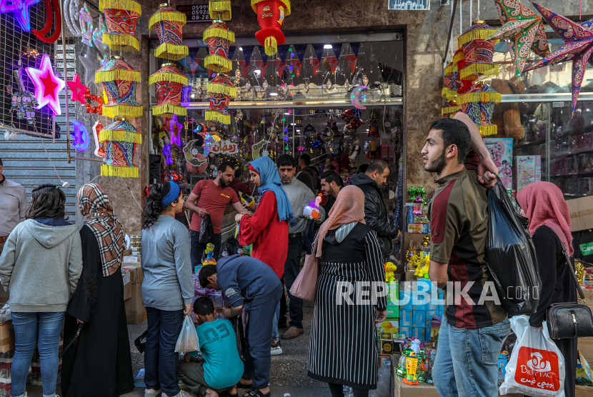 Muslim Gaza Siap Sambut Idul Adha. Warga Palestina berbelanja di pasar. Ilustrasi