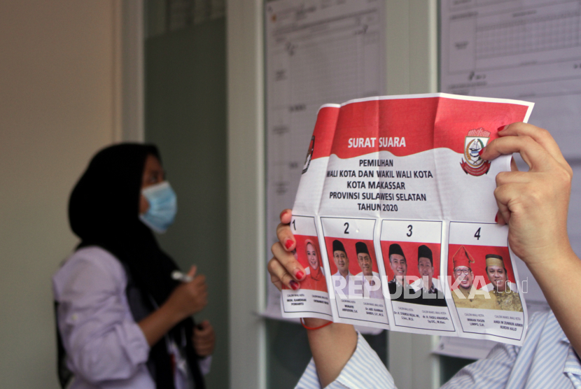 [Ilustrasi] Petugas KPPS melakukan penghitungan suara Pilkada Kota Makassar di TPS 24, Kelurahan Panakukang, Makassar, Sulawesi Selatan, Rabu (9/12/2020). Proses penghitungan suara tersebut tetap menerapkan protokol kesehatan guna mengantisipasi penularan COVID-19. 
