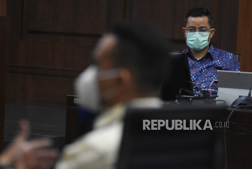 Terdakwa mantan Menteri Sosial Juliari Batubara (kanan) mendengarkan kesaksian terpidana pengusaha Harry Van Sidabukke (kiri) pada sidang lanjutan kasus korupsi Bantuan Sosial (Bansos) COVID-19 di Pengadilan Tindak Pidana Korupsi (Tipikor), Jakarta, Senin (24/5/2021). Sidang tersebut beragenda mendengarkan keterangan tiga orang saksi salah satunya pengusaha penyuap Juliari Batubara yang telah divonis empat tahun penjara. 