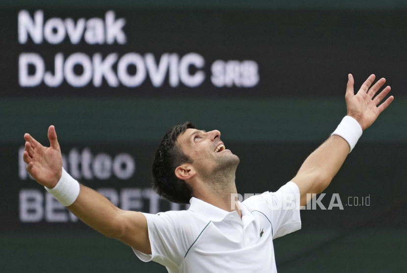 Petenis Serbia Novak Djokovic merayakan kemenangannya atas Matteo Berrettini dari Italia dalam pertandingan final tunggal putra pada hari ketiga belas Kejuaraan Tenis Wimbledon di London, Minggu, 11 Juli 2021.