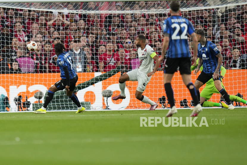 Striker Atalanta Ademola Lookman (kiri) mencetak gol ke gawang Leverkusen, Kamis (23/5/2024). 