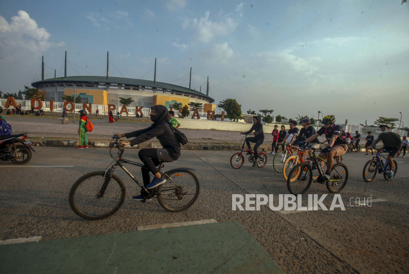 Sejumlah warga bersepeda di lingkar jalan Stadion Pakansari, Kabupaten Bogor, Jawa Barat (ilustrasi)