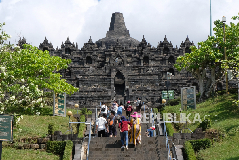 Wisatawan berada di zona 1 kawasan Taman Wisata Candi (TWC) Borobudur, Magelang, Jawa Tengah, Rabu (8/7/2020).  Taman Wisata Candi Borobudur akan ditutup pada 6-7 Februari 2021.