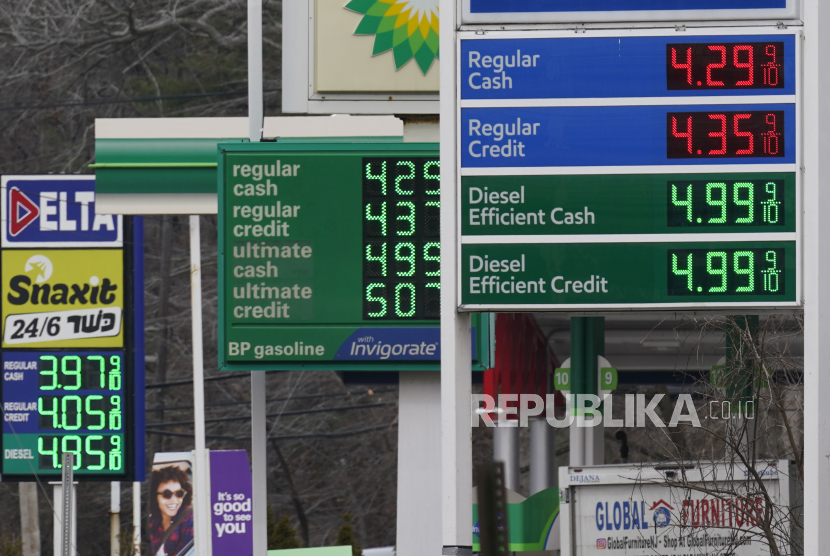 Harga bensin ditampilkan di pompa bensin di Englewood, New Jersen, Amerika Serikat. Menteri Keuangan Amerika Serikat (AS) Janet Yellen mengatakan warga AS dapat mengalami kenaikan harga gas pada musim dingin