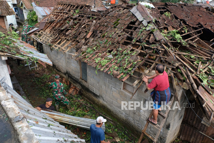 Rumah rusak akibat puting beliung (ilustrasi). Angin puting beliung menyebabkan puluhan rumah di Bondowoso porak-poranda.