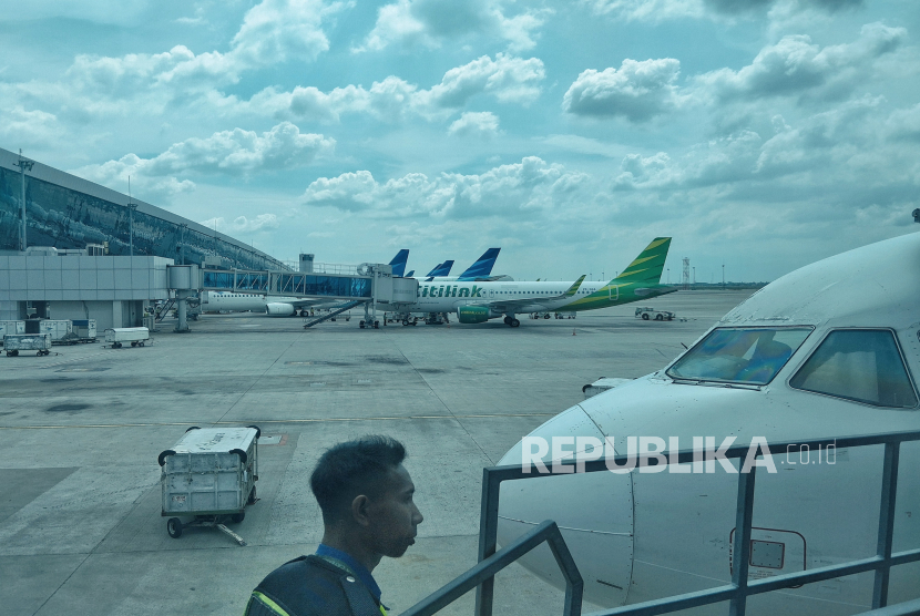 Sejumlah pesawat terbang berada di apron Terminal 3 Bandara Soekarno Hatta, Tangerang, Banten, Jumat (23/2/2024). Industri penerbangan di Tanah Air memasuki fase pemulihan setelah terdampak Covid-19. Pada tahun 2024, diprediksi bisnis angkutan udara akan berangsur bangkit dan mengalami lonjakan jumlah permintaan. Di sisi lain, masih ada persoalan terkait rantai pasok, ketersediaan pesawat, dan kenaikan harga bahan bakar yang harus segera diatasi guna mendukung layanan udara lebih optimal.