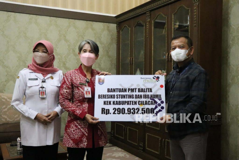 Penyerahan Dana CSR Bank Jateng kepada Pj Bupati Cilacap, Jumat (10/2/23). 