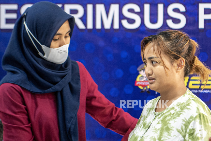 Tersangka kasus penistaan agama Lina Lutfiawati (kanan) dihadirkan saat rilis kasus penistaan agama di Polda Sumatra Selatan, Palembang. Kasus tersebut dinyatakan sudah P21.